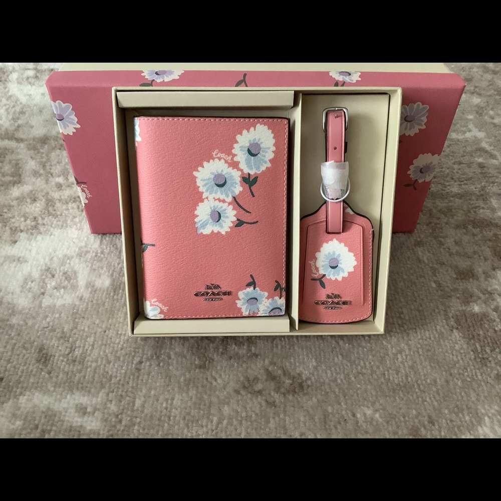 NWT Coach Passport Wallet & Luggage Tag set.